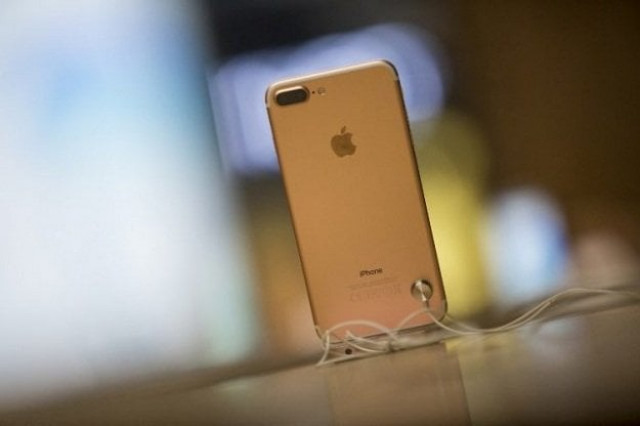apple 039 s chief executive tim cook announced the plan during a meeting with senior officials from the shenzhen photo afp apple 039 s chief executive tim cook announced the plan during a meeting with senior officials from the shenzhen photo afp