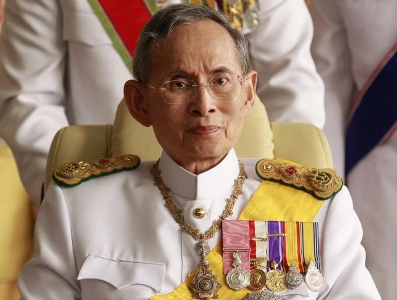 thailand 039 s king bhumibol adulyadej leaves the siriraj hospital for a ceremony at the grand palace in bangkok december 5 2010 photo reuters