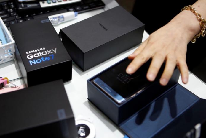 an employee checks an exchanged samsung electronics 039 galaxy note 7 at company 039 s headquarters in seoul south korea october 13 2016 photo reuters