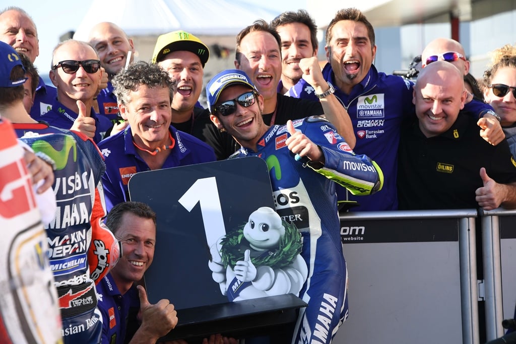 valentino rossi c after he took pole position in motegi on october 15 2016 photo afp