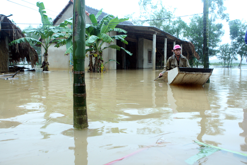 a man paddles a boat near his submerged house during a flood in vietnam 039 s central ha tinh province october 15 2016 photo reuters