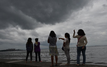 thousands flee as typhoon lashes philippines thousands flee as typhoon lashes philippines