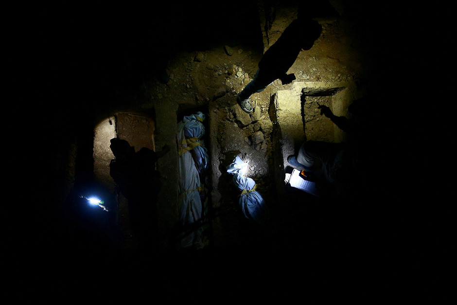 Men bury bodies in a graveyard after airstrikes in the rebel held besieged Douma neighbourhood of Damascus, Syria. PHOTO: REUTERS