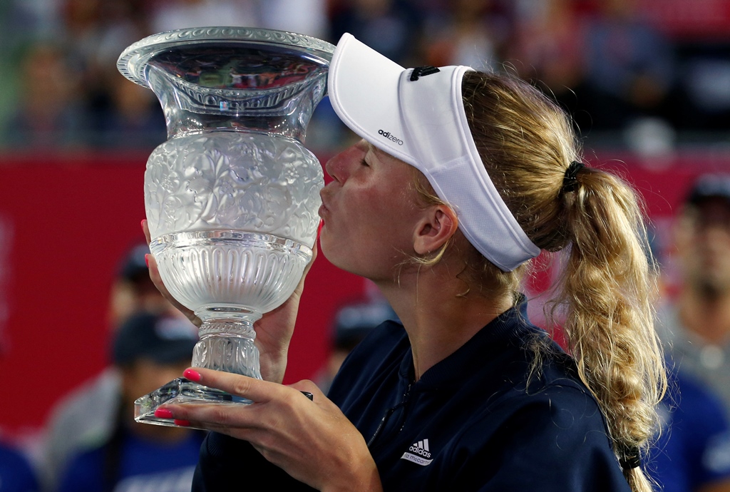 caroline wozniacki kisses the trophy photo reuters