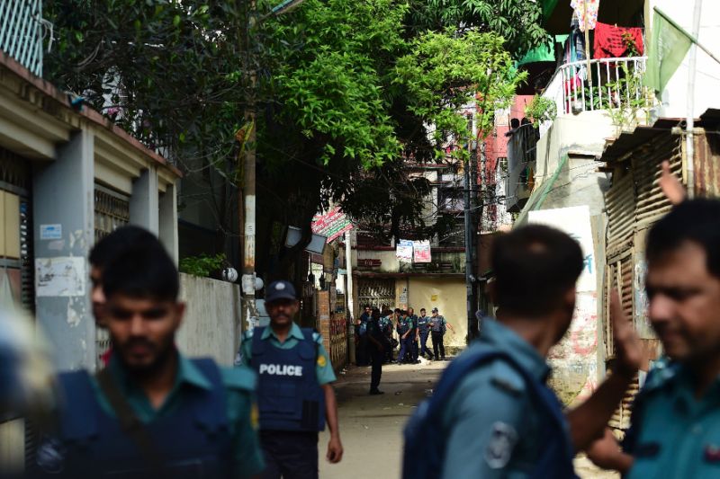 bangladeshi police stand guard in front of the house where police killed nine suspected islamist extremists in dhaka on july 26 2016 photo afp