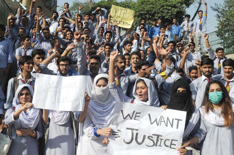 students blocked benazir bhutto road for an hour photo agha mehroz express