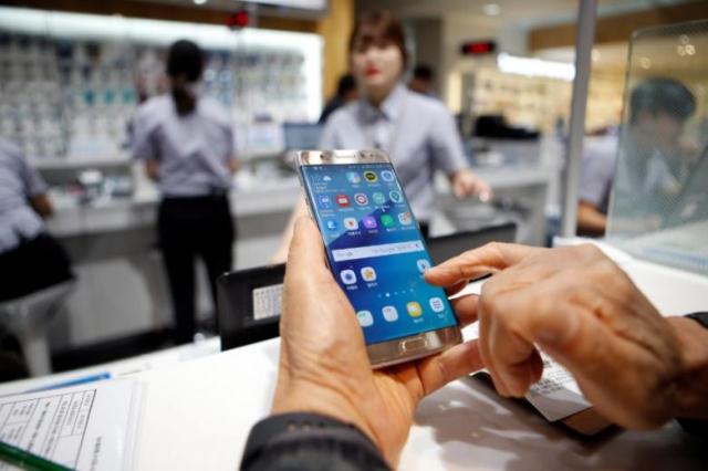 a customer uses his samsung electronics 039 galaxy note 7 as he waits for an exchange at company 039 s headquarters in seoul south korea october 13 2016 photo reuters