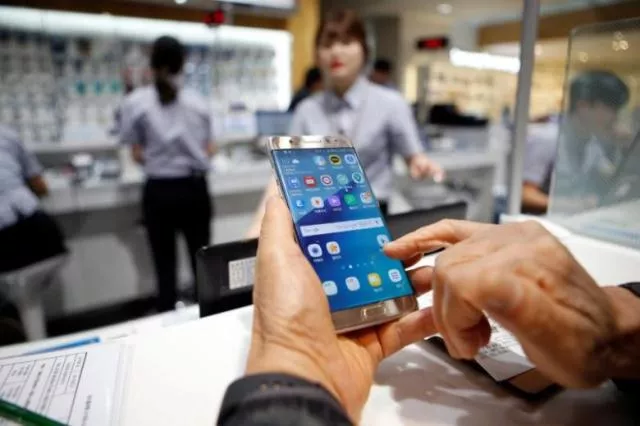 a customer uses his samsung electronics 039 galaxy note 7 as he waits for an exchange at company 039 s headquarters in seoul south korea october 13 2016 photo reuters a customer uses his samsung electronics 039 galaxy note 7 as he waits for an exchange at company 039 s headquarters in seoul south korea october 13 2016 photo reuters