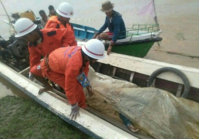 in this handout photograph released by the myanmar fire services department on october 17 2016 government rescue personnel from the myanmar fire services deparment transport a victim 039 s body during a search operation after a ferry capsized on the chindwin river near monywa city in sagaing region in this handout photograph released by the myanmar fire services department on october 17 2016 government rescue personnel from the myanmar fire services deparment transport a victim 039 s body during a search operation after a ferry capsized on the chindwin river near monywa city in sagaing region