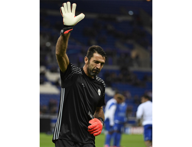 gianluigi buffon gestures during warm up at the parc olympique lyonnais stadium in decines charpieu near lyon photo afp