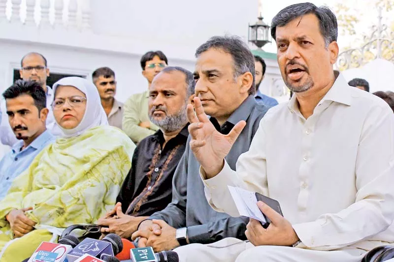 flanked by other party leaders psp chief mustafa kamal brings forward further allegations against governor dr ishratul ebad khan photo athar khan express flanked by other party leaders psp chief mustafa kamal brings forward further allegations against governor dr ishratul ebad khan photo athar khan express