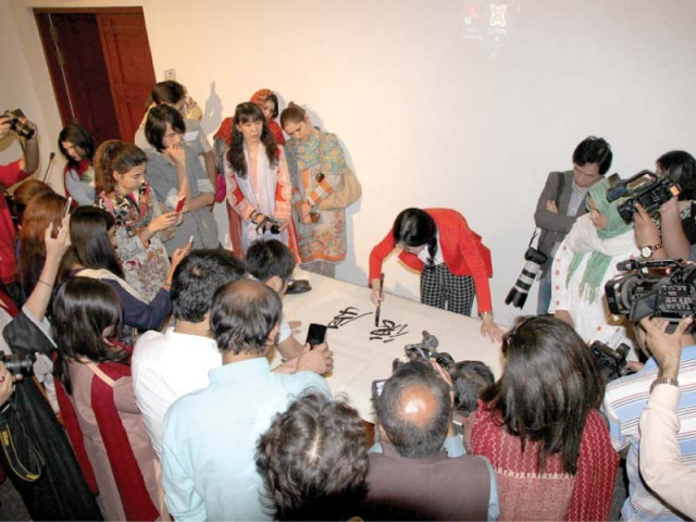 a chinese artist shows her calligraphic skills at the national art gallery photo express a chinese artist shows her calligraphic skills at the national art gallery photo express