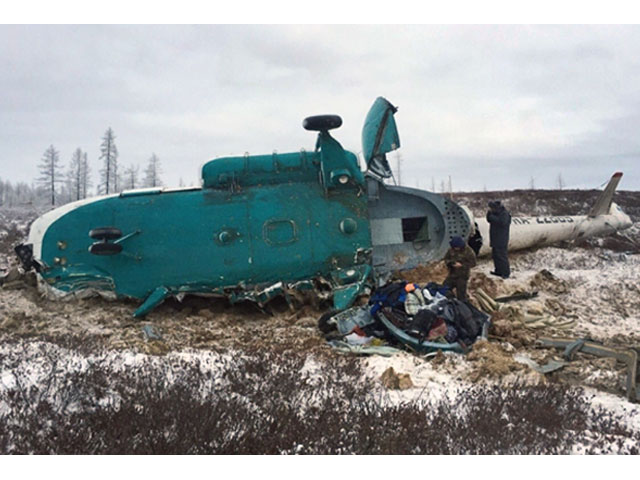 a handout picture released by russia 039 s emergencies ministry on october 22 2016 shows russian rescuers working at the site where a mi 8 helicopter crashed overnight outside the city of novy urengoy on october 22 2016 photo afp