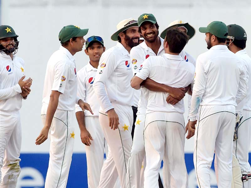 west indies had defied pakistan s bowlers well until the 44th over with the score 106 2 but then lost samuels 30 and brathwaite 21 in the space of three balls without adding any further runs photo afp