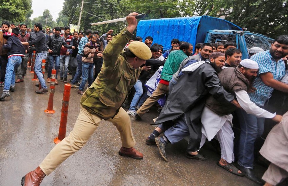 indian police vs srinagar strikers photo reuters