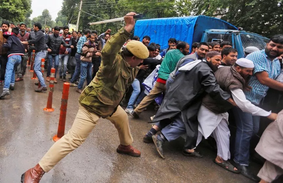 indian police vs srinagar strikers photo reuters indian police vs srinagar strikers photo reuters