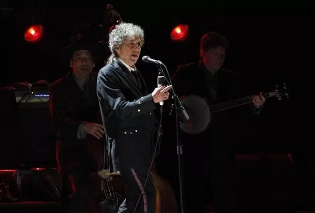 dylan has not yet made any comment on the 8 million crown prize despite repeated attempts by award givers photo reuters dylan has not yet made any comment on the 8 million crown prize despite repeated attempts by award givers photo reuters