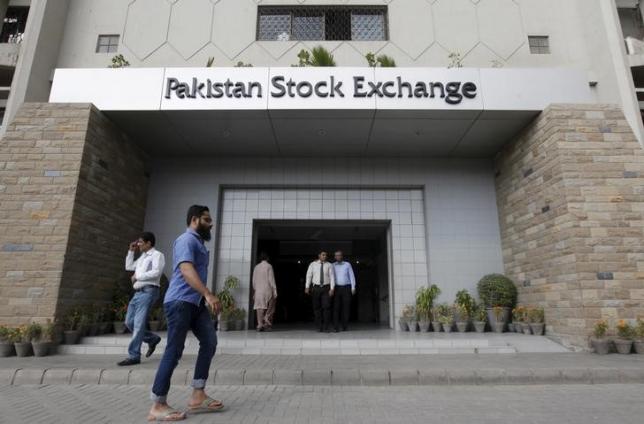 people walk outside the pakistan stock exchange building in karachi pakistan january 11 2016 photo reuters