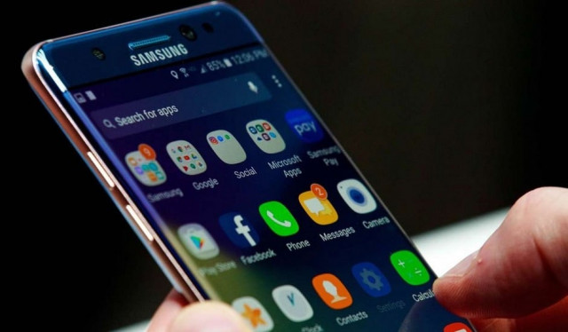users in the upgrade programme will have to pay half of the price of a galaxy s7 device before exchanging to the s8 photo afp