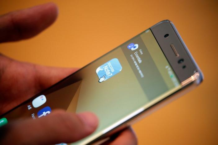 a customer tries out a samsung electronics 039 galaxy note 7 at the company 039 s headquarters in seoul photo reuters