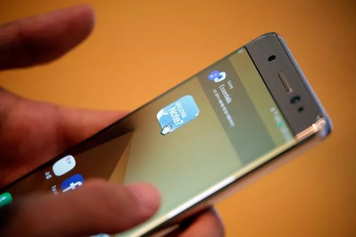 a customer tries out a samsung electronics 039 galaxy note 7 at the company 039 s headquarters in seoul photo reuters a customer tries out a samsung electronics 039 galaxy note 7 at the company 039 s headquarters in seoul photo reuters