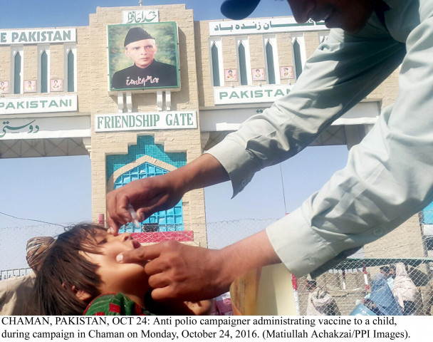 anti polio campaigner administrating vaccine to a child photo ppi anti polio campaigner administrating vaccine to a child photo ppi