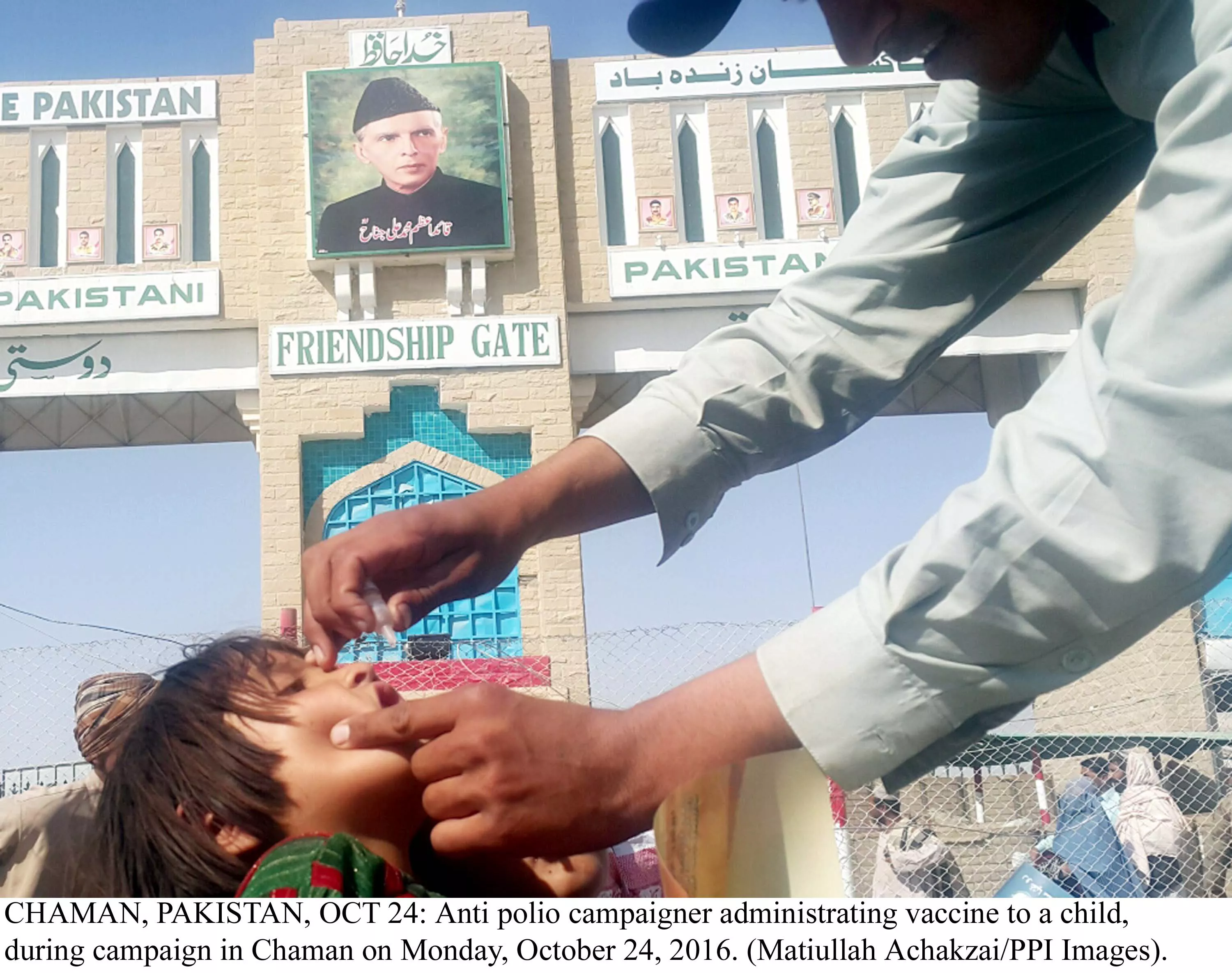 anti polio campaigner administrating vaccine to a child photo ppi anti polio campaigner administrating vaccine to a child photo ppi