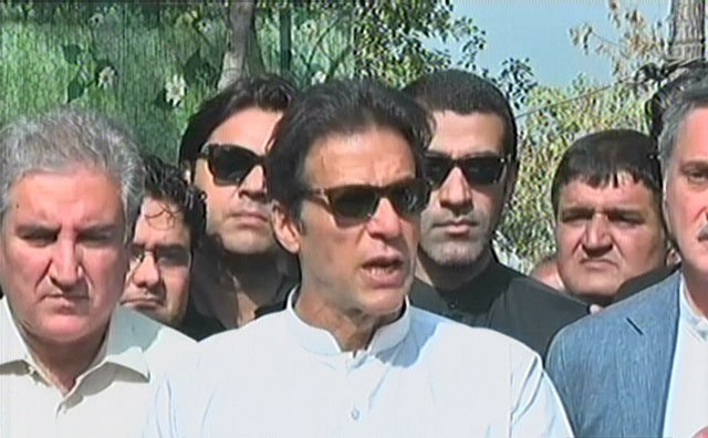 pti chief imran khan talking to media outside his residence in islamabad on tuesday october 25 2016 screengrab