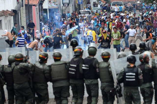 demonstrators clash with members of venezuelan national guard during a rally demanding a referendum to remove venezuela 039 s president nicolas maduro venezuela october 26 2016 photo reuters demonstrators clash with members of venezuelan national guard during a rally demanding a referendum to remove venezuela 039 s president nicolas maduro venezuela october 26 2016 photo reuters