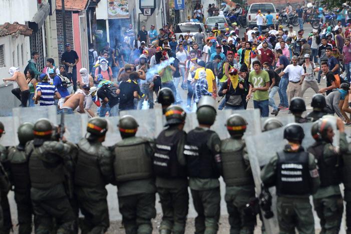 demonstrators clash with members of venezuelan national guard during a rally demanding a referendum to remove venezuela 039 s president nicolas maduro venezuela october 26 2016 photo reuters