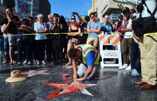 donald trump 039 s vandalized star along the hollywood walk of fame is repaired on october 26 2016 in hollywood california after a man admitted to defacing it in protest of the republican presidential candidate photo afp