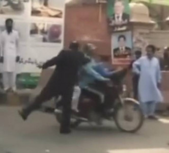 pti lawyer captured hitting motorcyclist travelling with children pti lawyer captured hitting motorcyclist travelling with children