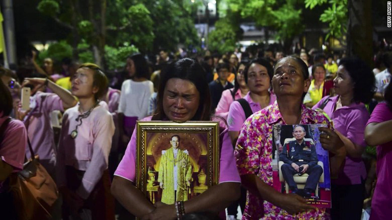 thousands queue to visit coffin of late thai king