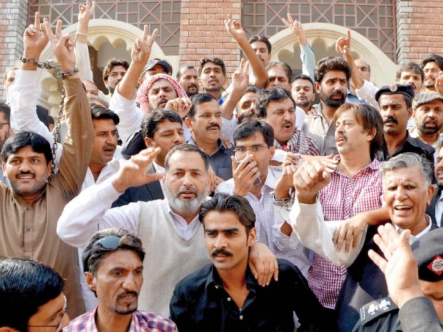 police bring pti workers to rawalpindi sessions court for hearing photo agha mahroz express police bring pti workers to rawalpindi sessions court for hearing photo agha mahroz express