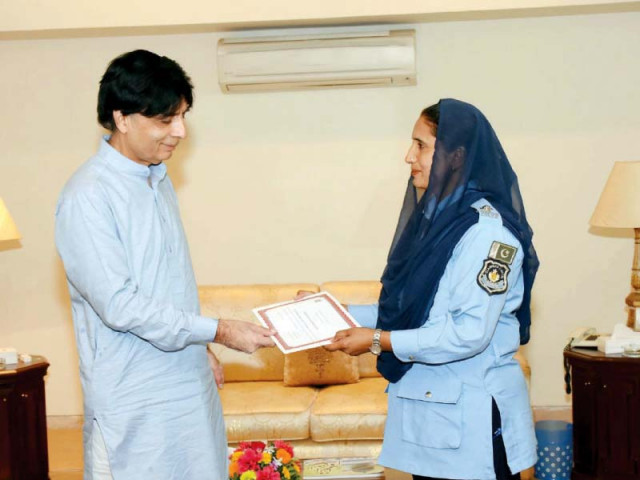 interior minister chaudhry nisar presents a commendation certificate to asi farzana begum photo app interior minister chaudhry nisar presents a commendation certificate to asi farzana begum photo app