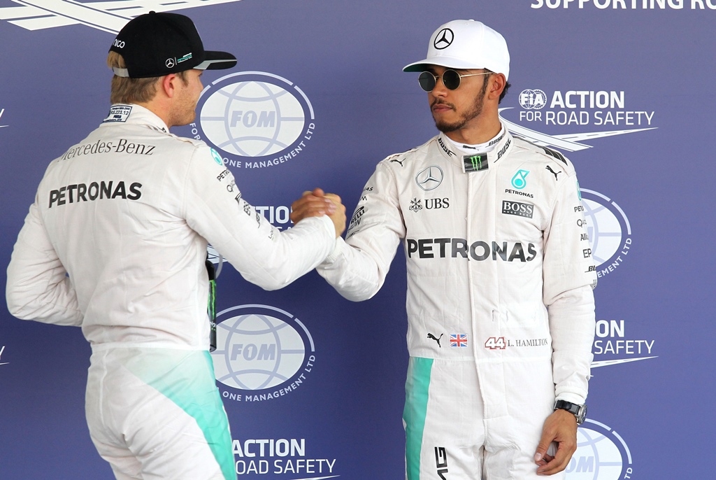 nico rosberg l congratulates lewis hamilton in mexico city on october 29 2016 photo afp