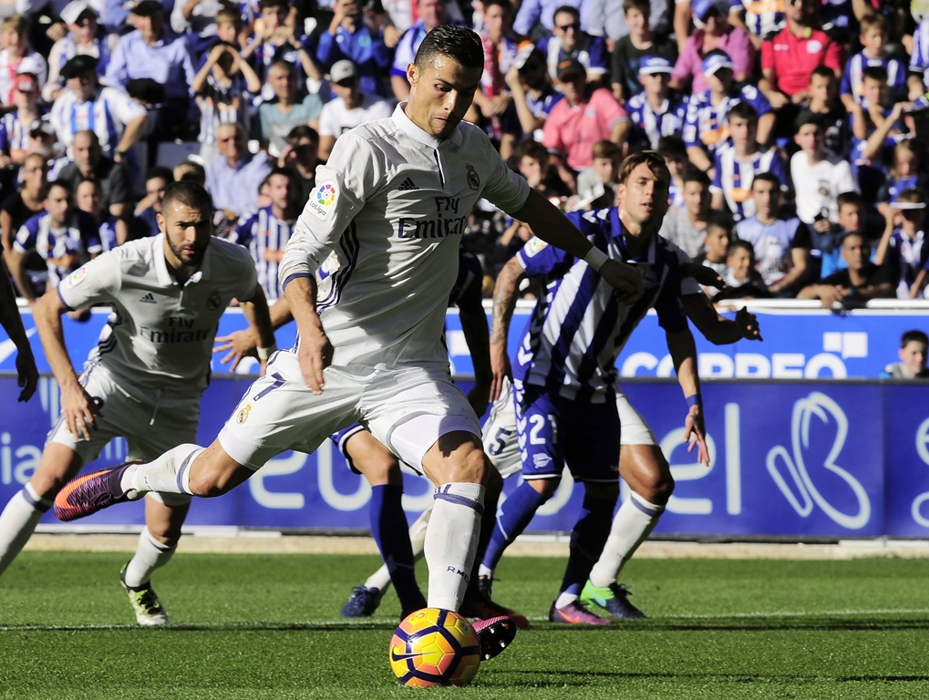 cristiano ronaldo kicks the ball to score in vitoria on october 29 2016 photo afp