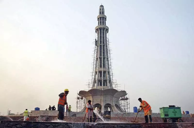 labourers clean the platform of minar e pakistan photo express labourers clean the platform of minar e pakistan photo express