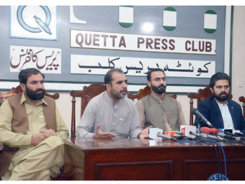 young doctors association chairman dr hafeez mandokhail flanked by colleagues addresses a presser at the quetta press club photo ppi