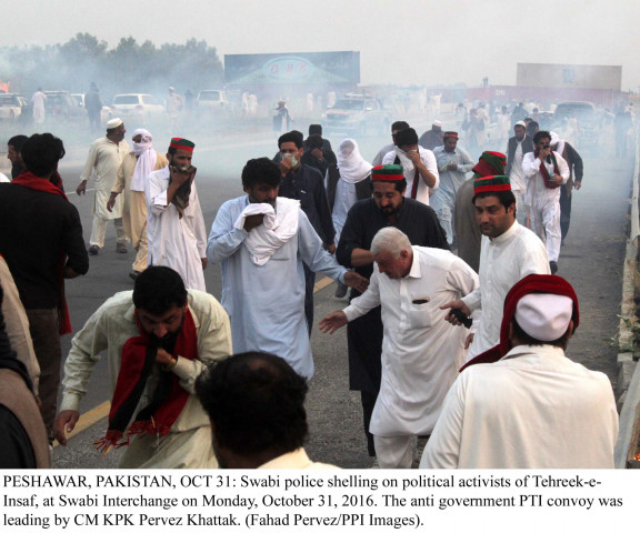 pti workers facing problems from the police during their protest photo ppi pti workers facing problems from the police during their protest photo ppi