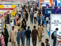 karachi fair attracts record crowds
