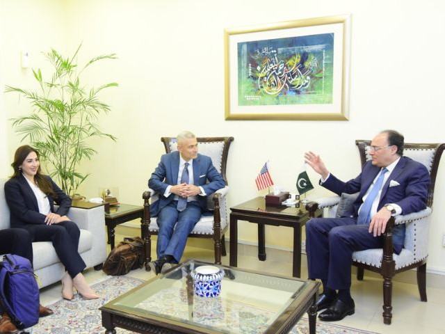 US officials discuss trade, investment with finance minister
