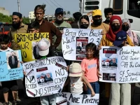 ex senator warns of protest over pakistanis held by somali pirates