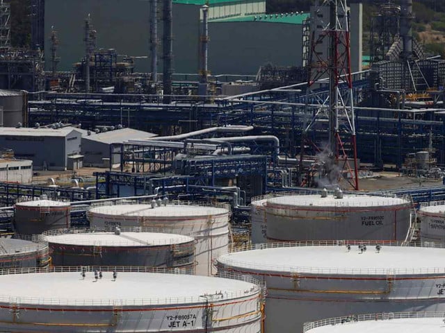 Global oil stocks near 22-year low, EIA says