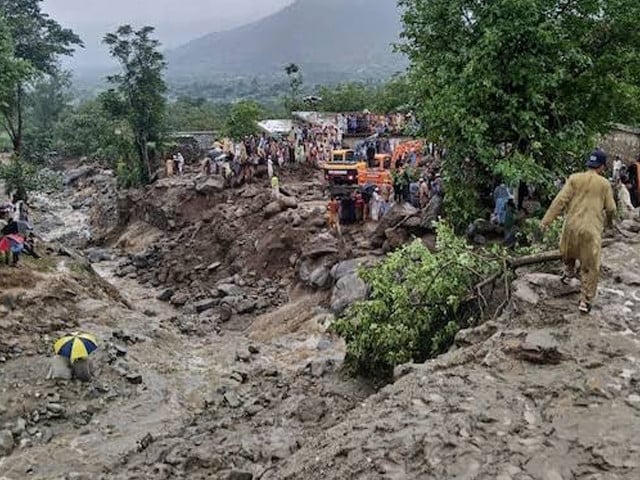 Heavy rains batter tourist hotspot