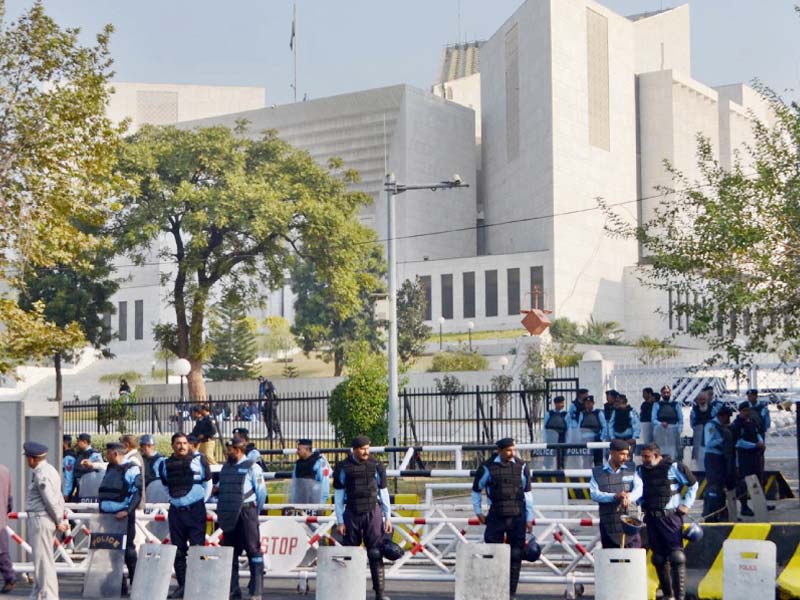 policemen stand outside the supreme court during the panamagate hearing photo inp