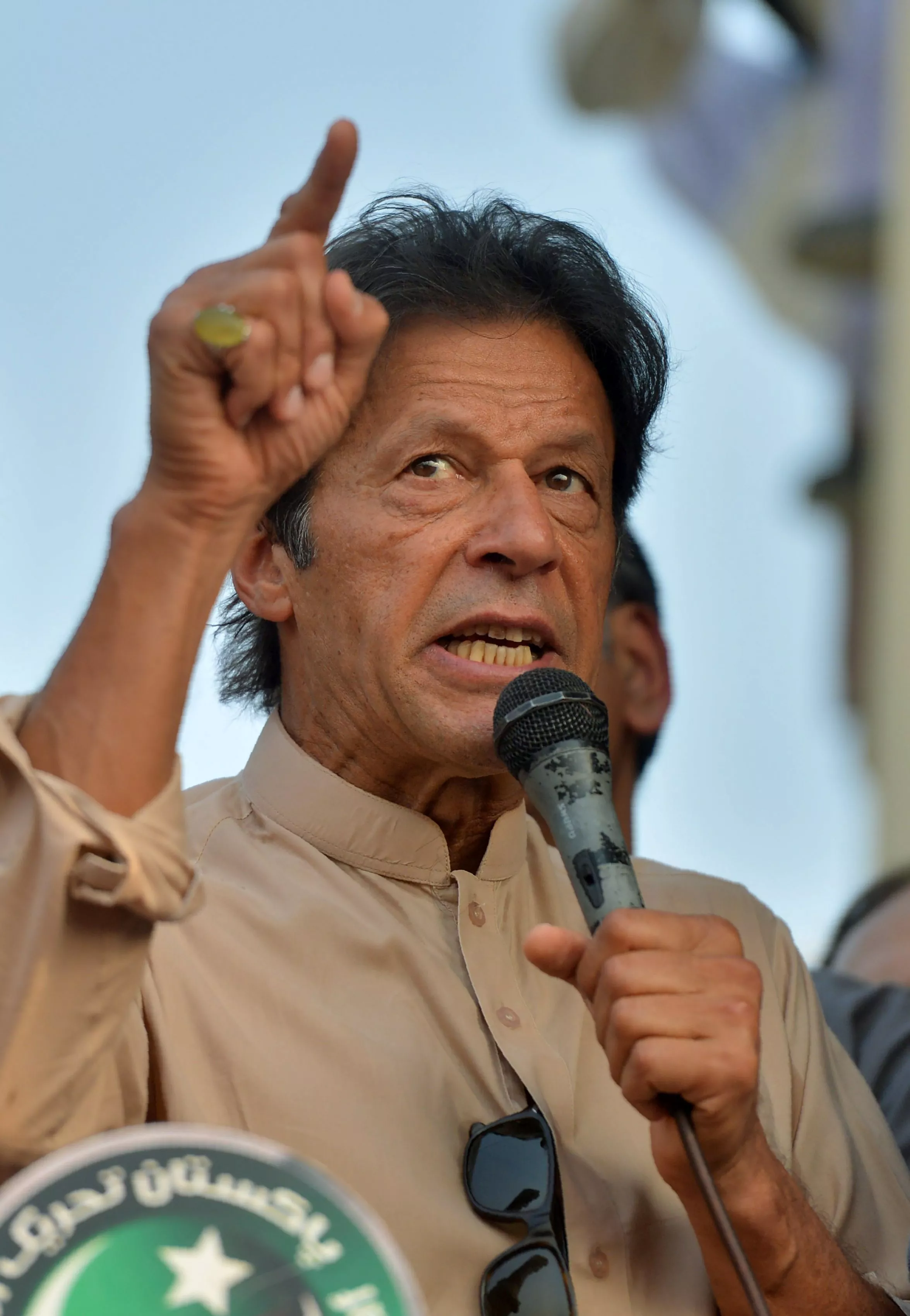 pakistan tehreek e insaf pti leader imran khan gestures as he addresses supporters outside his residence in islamabad on november 1 2016 photo afp pakistan tehreek e insaf pti leader imran khan gestures as he addresses supporters outside his residence in islamabad on november 1 2016 photo afp