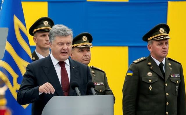 ukrainian president petro poroshenko speaks as defence minister stepan poltorak 2nd r and chief of staff of ukraine 039 s armed forces viktor muzhenko r look on during ukraine 039 s independence day military parade in central kiev ukraine august 24 2016 photo reuters