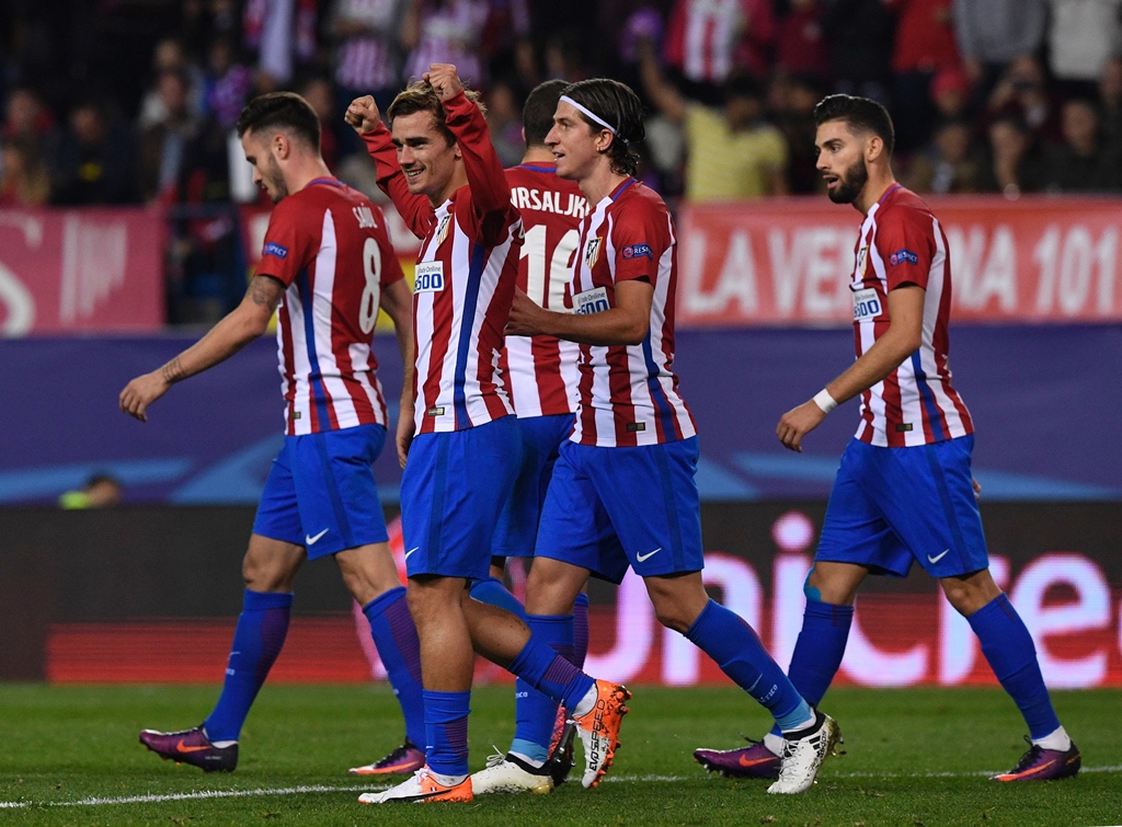 antoine griezmann 2ndl celebrates with his teammates at the vicente calderon stadium in madrid on november 1 2016 photo afp