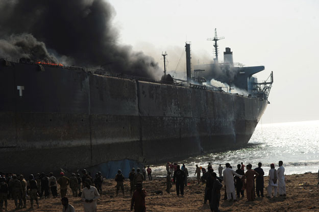 bystanders gather around the wreckage of a burning ship after a gas cylinder explosion at the gadani shipbreaking yard some 50 kilometres 30 miles west of karachi on november 1 2016 photo afp